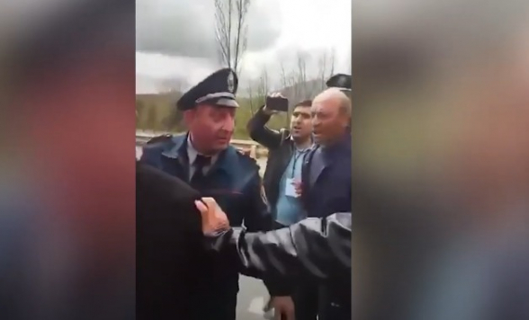 Протестующие перекрыли трассу у Ддмашена (видео)